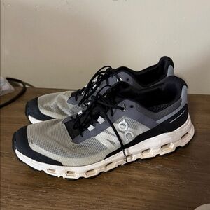 Women’s onn cloud shoes size 10.5